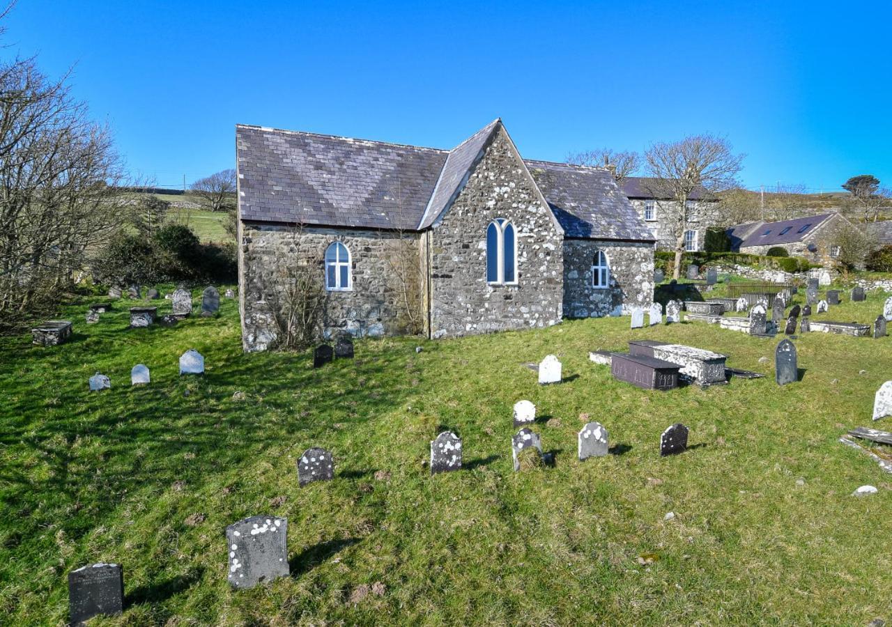 St Aelrhiw's Church Exterior foto